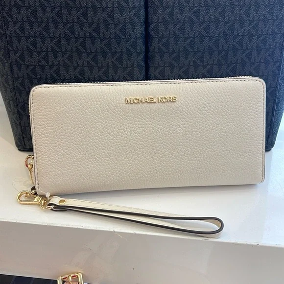 MICHAEL KORS
Leather Continental Wristlet Phone Case Wallet
Light Cream
NWT - Picture 11 of 16